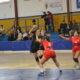 Jugadora de balonmano lanzando el balón en un partido