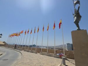 Banderas de España ondeando en la Plaza de las Culturas de Melilla