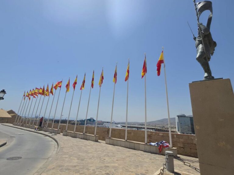 Banderas de España ondeando en la Plaza de las Culturas de Melilla