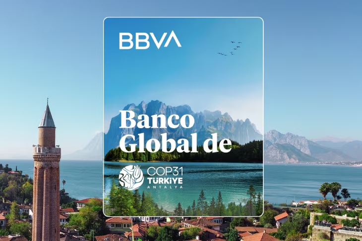 Vista panorámica de Antalya con el logo de BBVA y COP31