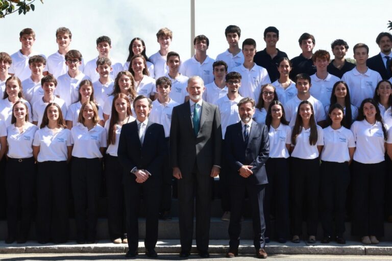 Grupo de jóvenes becados con el Rey en el Palacio de La Zarzuela