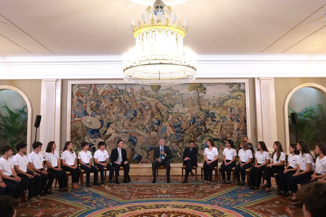 El Rey recibe a jóvenes participantes del programa Becas Europa en La Zarzuela.