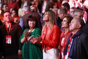 Begoña Gómez en un evento político con asistentes a su alrededor