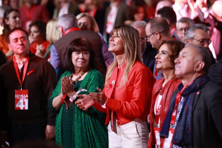 Begoña Gómez en un evento político con asistentes a su alrededor