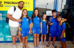 Grupo de nadadores benjamines del Club Natación La Salle en Torremolinos