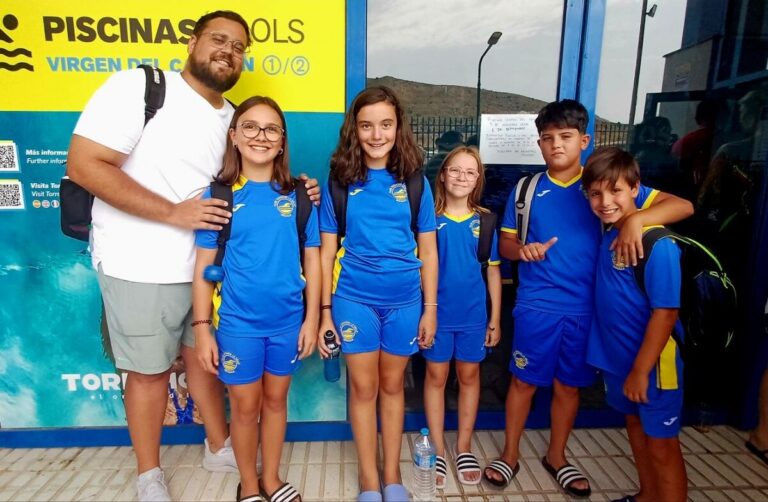 Grupo de nadadores benjamines del Club Natación La Salle en Torremolinos