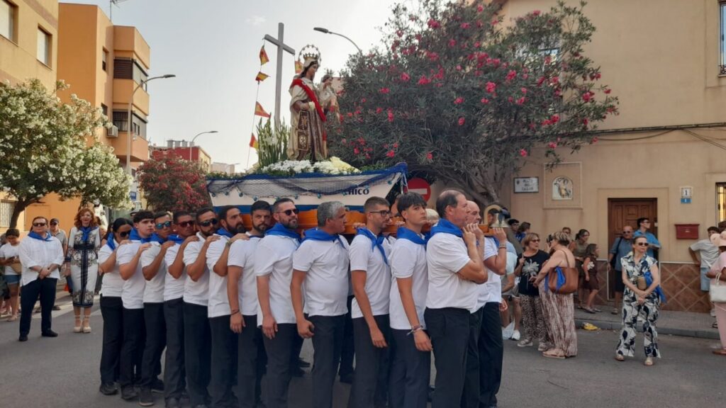 Grupo de personas cargando la imagen de la Virgen del Carmen en Melilla
