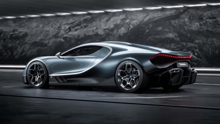 Vista lateral del nuevo Bugatti Tourbillon en un entorno moderno