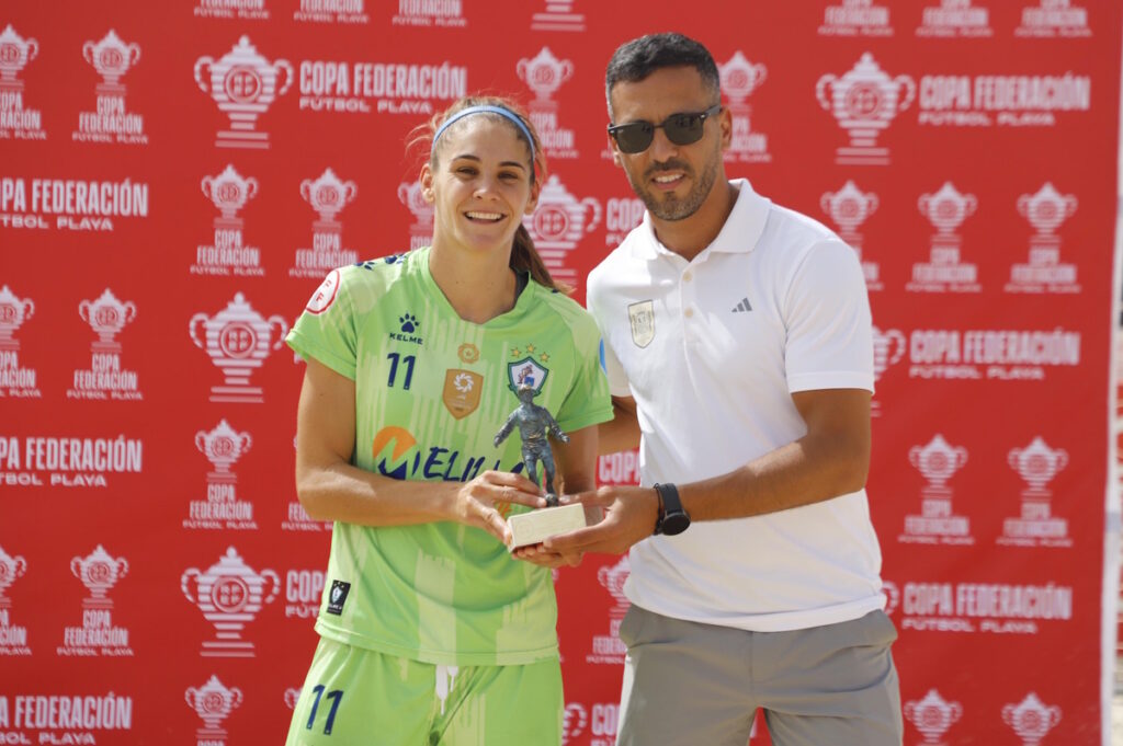 Jugadora del C.D. Higicontrol Melilla recibiendo un trofeo