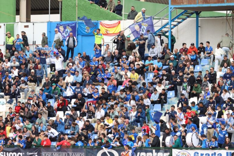Afición animando a la U.D. Melilla en el estadio durante un partido
