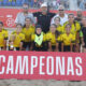 Equipo femenino infantil del Gimnástico Melilla con trofeo en la playa