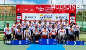 Equipo de ciclistas paralímpicos en el podio con medallas