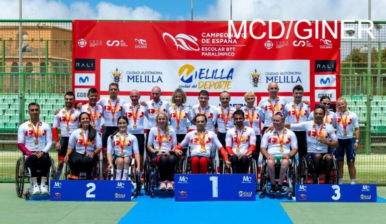 Equipo de ciclistas paralímpicos en el podio con medallas