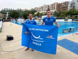 Jesús Herrero y Alejandro Castaños con bandera del Club Natación Melilla