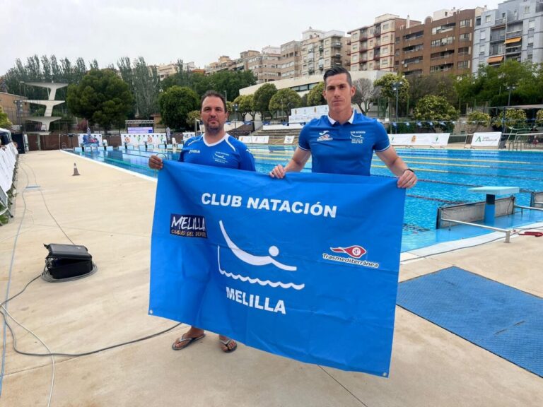 Jesús Herrero y Alejandro Castaños con bandera del Club Natación Melilla