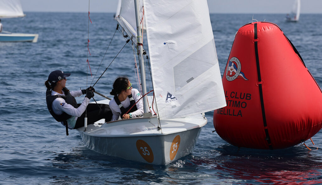Regatistas compitiendo en el Campeonato Mundial Junior de Snipe en Melilla