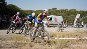 Ciclistas compitiendo en el Campeonato de España Escolar de BTT en Melilla