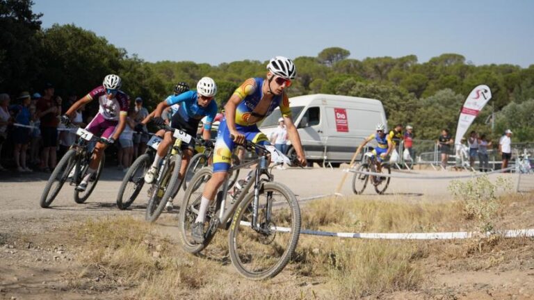 Ciclistas compitiendo en el Campeonato de España Escolar de BTT en Melilla