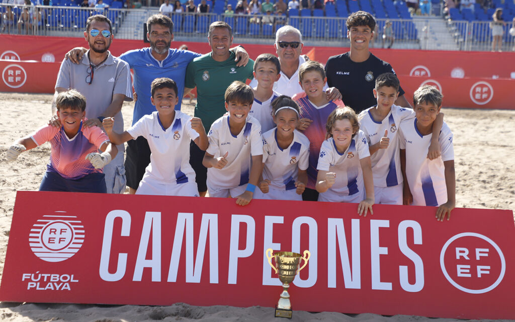 Equipo Alevín de la Peña Real Madrid celebrando su victoria en la playa