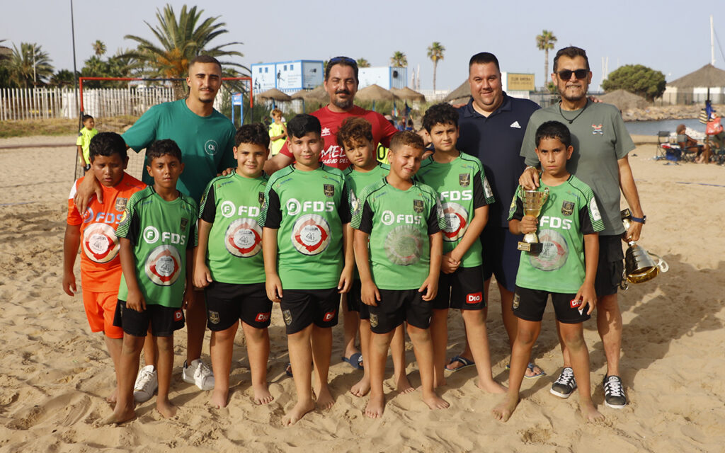 Equipo benjamín del Melilla City B con trofeo en la playa