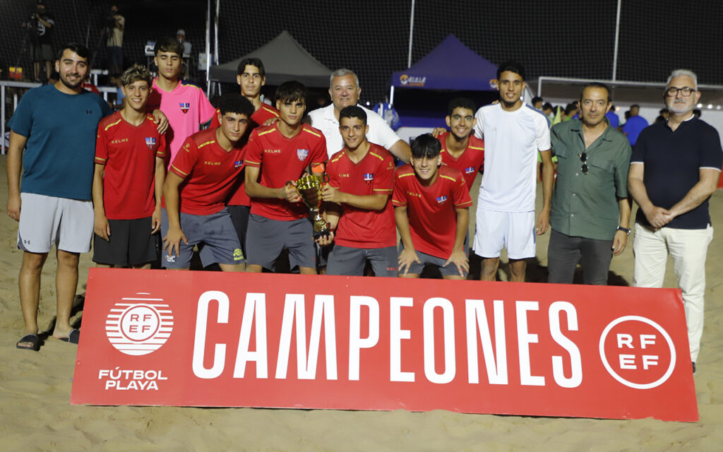 Equipo cadete de Rusadir CF celebrando su victoria en el campeonato de fútbol playa