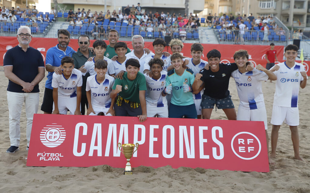 Equipo infantil de la Peña Real Madrid celebrando su victoria en el campeonato