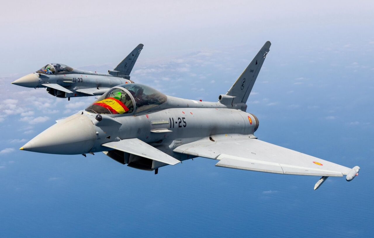 Dos cazas Eurofighter del Ejército del Aire español en vuelo