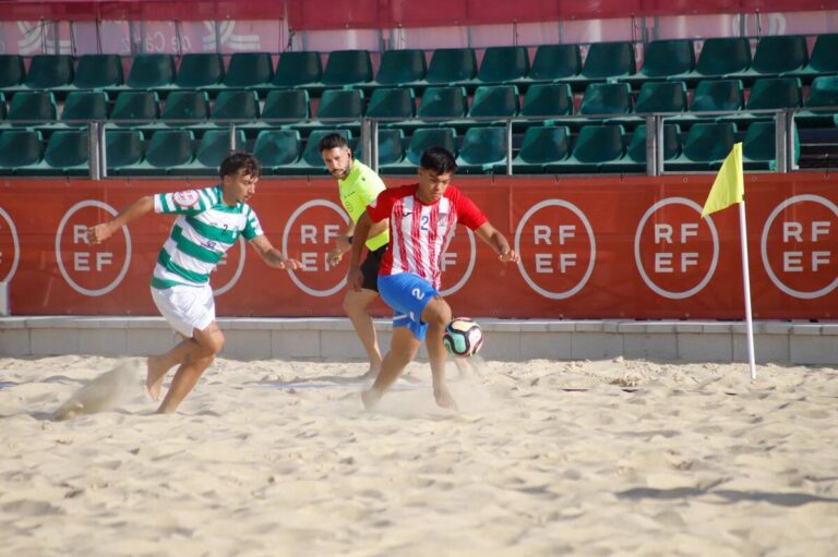 Jugadores compitiendo en un partido de fútbol playa en la arena