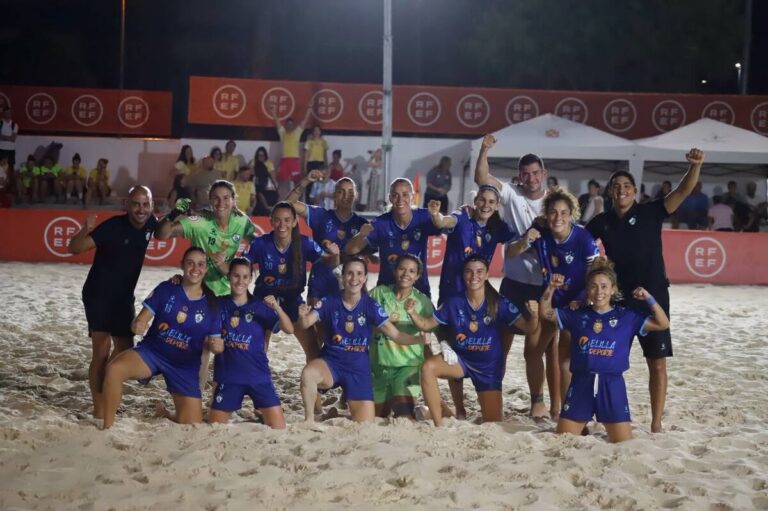 Equipo femenino del C.D. Higicontrol celebrando en la playa