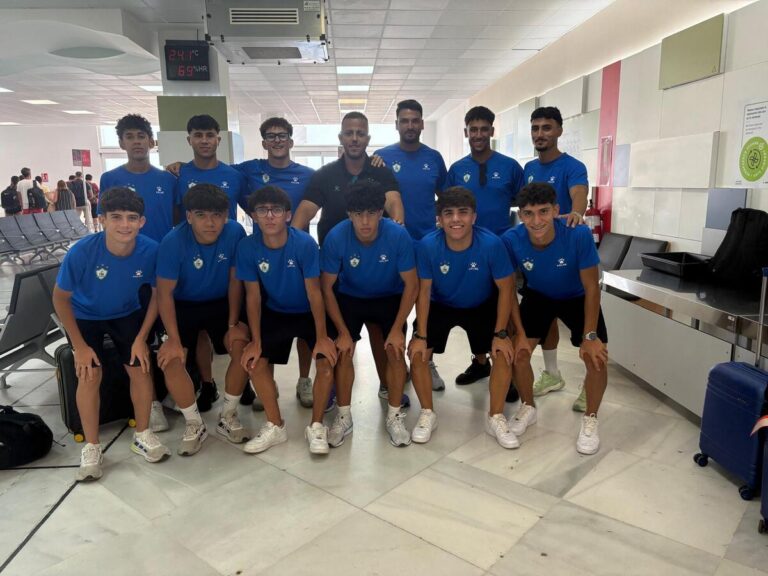 Equipo del C.D. Higicontrol posando en el aeropuerto antes del torneo