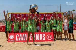 Jugadoras del C.D. Higicontrol Melilla celebrando su victoria en la liga de fútbol playa