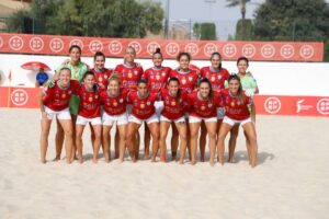 Jugadoras del C.D. Higicontrol Melilla posando en la playa