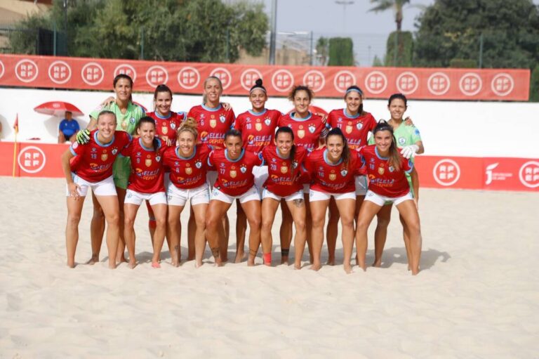 Jugadoras del C.D. Higicontrol Melilla posando en la playa
