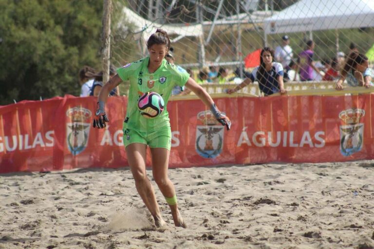 Jugadora del C.D. Higicontrol Melilla en un partido de fútbol playa