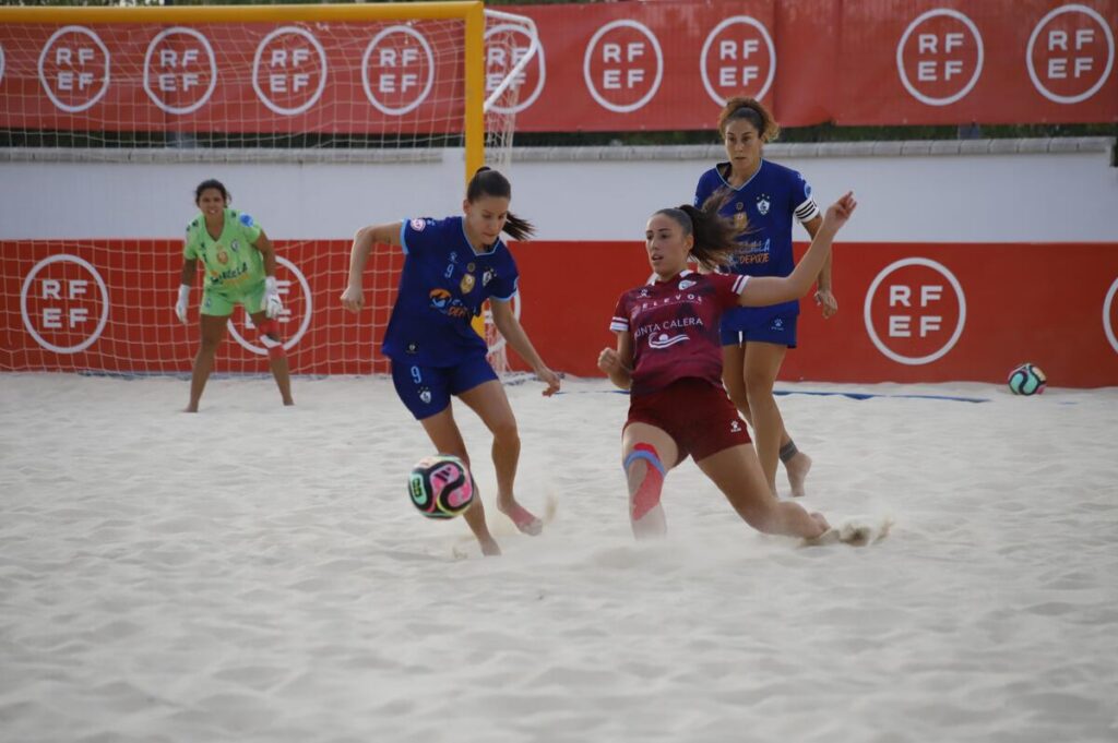 Jugadoras compitiendo en un partido de fútbol playa en Melilla
