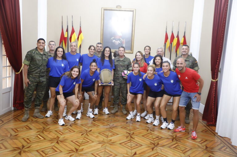 Equipo del C.D. Higicontrol Melilla mostrando su trofeo europeo