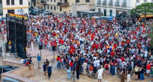 Aficionados celebrando el pase de España a la final del Mundial en Melilla