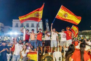 Grupo de personas celebrando con banderas de España durante el Mundial de Fútbol
