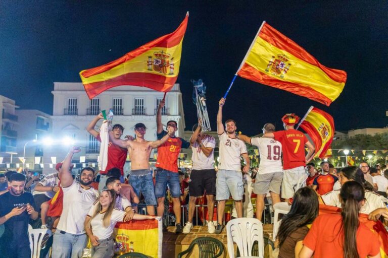 Grupo de personas celebrando con banderas de España durante el Mundial de Fútbol