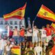 Grupo de personas celebrando con banderas de España durante el Mundial de Fútbol