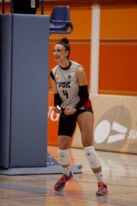 Celia Morales sonriendo durante un partido de voleibol