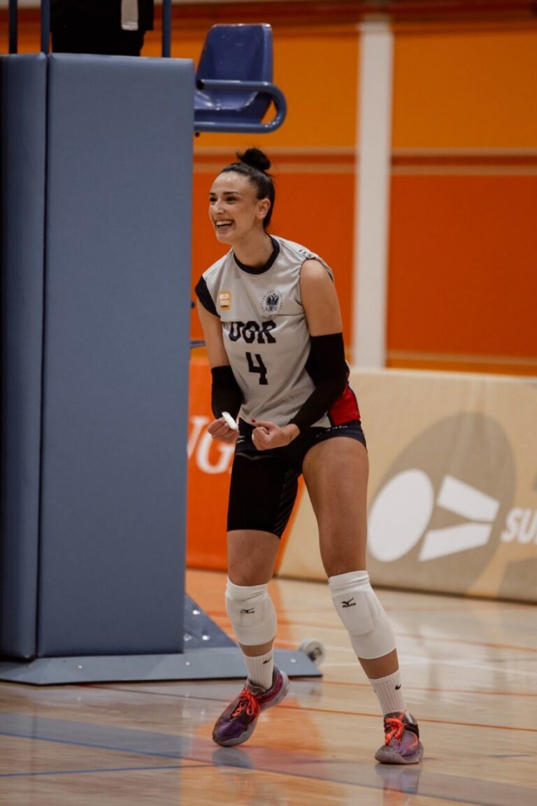 Celia Morales sonriendo durante un partido de voleibol