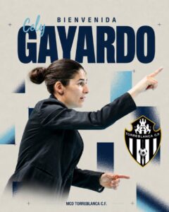 Cely Gayardo señalando durante su presentación como entrenadora