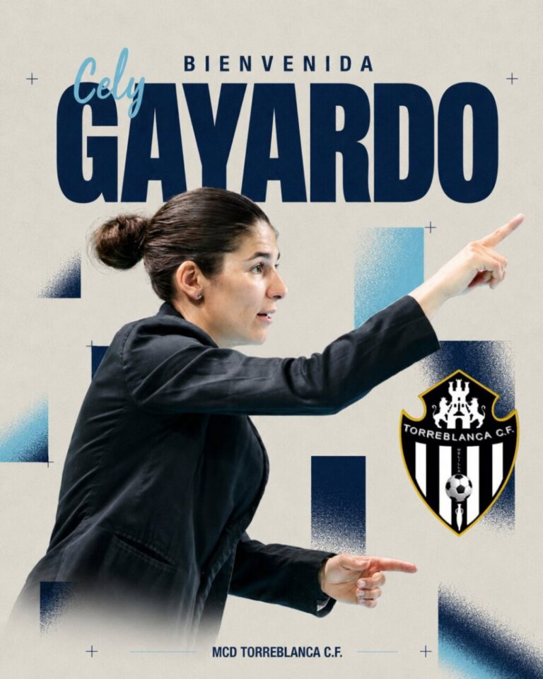 Cely Gayardo señalando durante su presentación como entrenadora