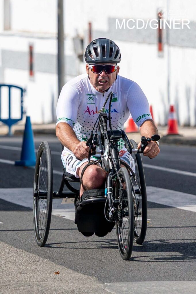 Atleta compitiendo en la contrarreloj individual de ciclismo paralímpico
