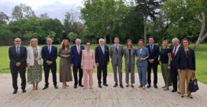 Grupo de empresarios en misión en Marruecos, rodeados de naturaleza