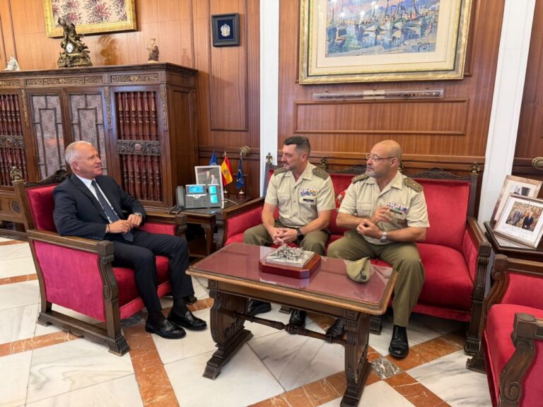 Reunión del nuevo delegado de Defensa en Melilla con autoridades locales