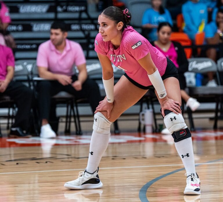 Claudia Lupescu en acción durante un partido de voleibol