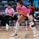 Claudia Lupescu en acción durante un partido de voleibol