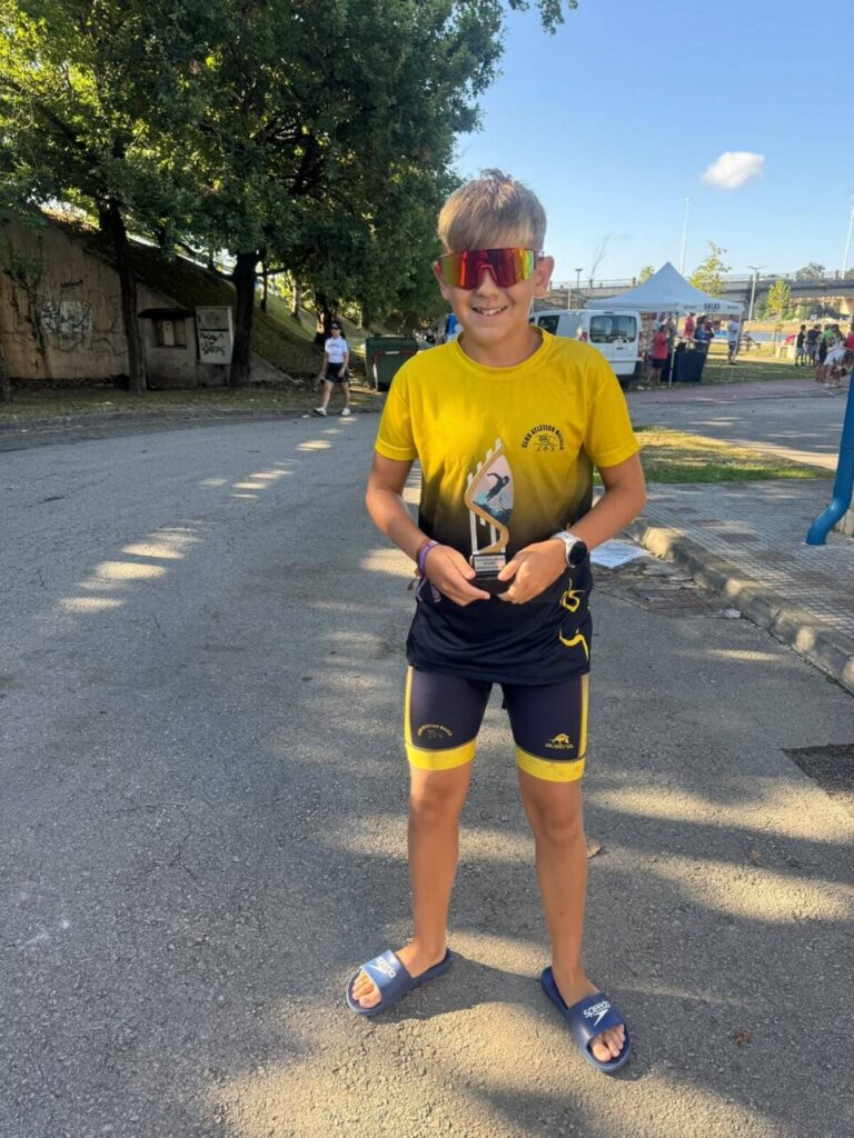 Joven atleta del Club Atlético Melilla con trofeo en mano